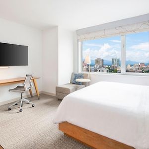 Standard King Room Mountain View Hearing Accessible